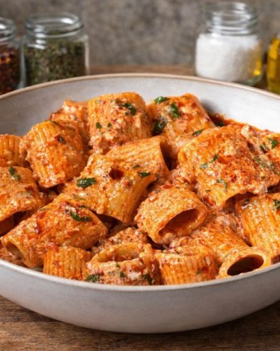 КРЕМАСТА ПАСТА СА КОБАСИЦОМ И МАСКАРПОНЕОМ: Брз, пикантан италијански ручак који осваја на први залогај