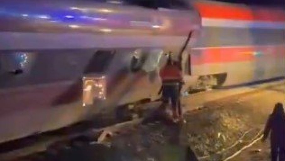 NAGLO PORASTAO BROJ MRTVIH U STRAVIČNOJ NESREĆI: Voz iskočio iz šina, desetine ljudi poginulo, više od 100 povređenih (VIDEO)