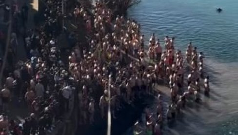 ОРИЛО СЕ ОЈ КОСОВО, КОСОВО: Велики број Подгоричана пливао за Часни крст (ВИДЕО)