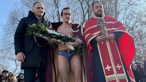 ОГЊЕН УЗЕЛАЦ ПРВИ ДО ЧАСНОГ КРСТА: Зрењанинац огрнут свечаним витешким плаштом (ФОТО/ВИДЕО)