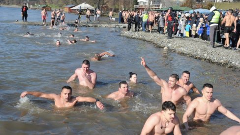 ČIN VERE I ZAJEDNIŠTVA: I u Kraljevu održano Bogojavljensko plivanje za krst časni (FOTO)