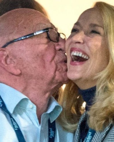 ЖЕНИО СЕ 5 МИНУТА. А ПОСЛЕДЊИ ПУТ НА ПРАГУ СТОТЕ: Једна му је жена била исто годиште као и унука, другу оставио преко поруке!