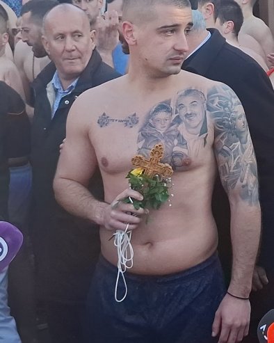 САВА ПРВИ ДО КРСТА: У ПОдгорици пливало 400 људи