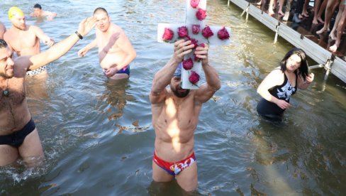 ČAČANIN IZRONIO I ZAPROSIO DEVOJKU: Lazar Filipović prvi doplivao do Časnog krsta (FOTO)