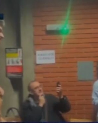 ГРУХОЊИЋ ОПЕТ ПОКУШАВА ДА ЗАПАЛИ УНИВЕРЗИТЕТ: Војвођански сепаратиста снимљен са блокадерима на Филозофском факултету (ВИДЕО)