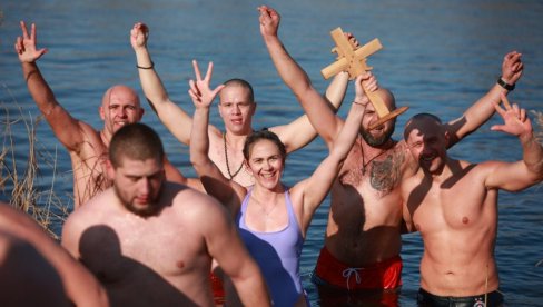 ALEKSANDRA I VELJKO PONELI KRST I ZLATNIKE: U Kikindi plivanje u znaku fer-pleja i podrške mlađima (Foto)