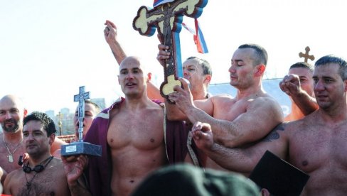 ŽANDARM NIKOLA TRAJKOVIĆ PRVI DOTAKAO ČASNI KRST: Održano plivanje na Adi Ciganliji (FOTO)