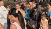 BOGA SLAVE - SRBU PAMTE: Lozničani na Bogojavljenje plivali za Časni krst i u čast na preminulog Srboljuba Mitrovića