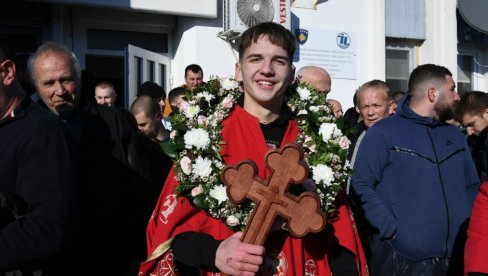 NA GAZIVODAMA REKORDAN BROJ PLIVAČA: Do Časnog krsta prvi stigao Matija Kasalović (FOTO)