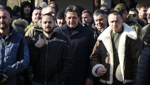 OVAJ DAN JE PRILIKA DA SE POKAŽU ZAJEDNIŠTVO I DUHOVNOST Ministar Gašić prisustvovao plivanju za Časni krst u selu Šavrane (FOTO)