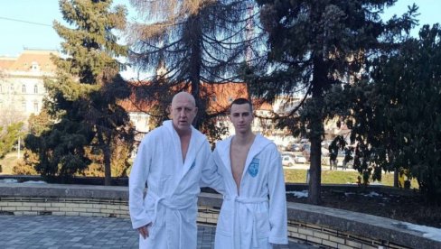 ZAJEDNO OTAC I SIN: Plivanje za časni krst u Zrenjaninu
