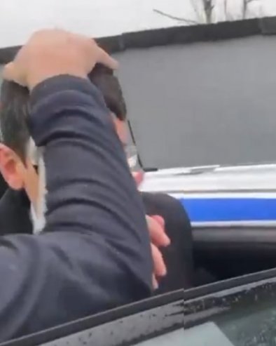 МОГУ МЕ БАЦИТИ У ЋЕЛИЈУ, АЛИ НЕ МОГУ МЕ НАТЕРАТИ ДА ЛАЖЕМ“: Наставник ухапшен због једне речи (ВИДЕО)