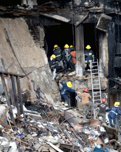 ВЕЛИКИ БРОЈ СТРАДАЛИХ У ПОЖАР У ТРЖНОМ ЦЕНТРУ У КАРАЧИЈУ: За неколико десетина људи се још увек трага (ФОТО)