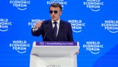 TIGROVO OKO EMANUELA MAKRONA: Ovo je razlog zašto francuski predsednik drži govor u Davosu noseći naočare za sunce