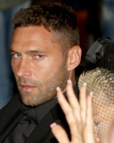 НЕ ПЛАЋА АЛИМЕНТАЦИЈУ... Карлеуша и Тошић на суду: Држава ће га гонити!