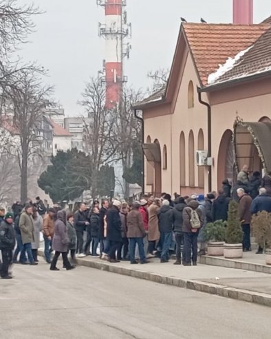 ДУЛЕ САВИЋ И ГЛУМЦИ: Ево ко је све дошао на сахрану Мике Алексића (ФОТО)