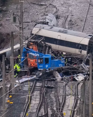 ХОРОР У ШПАНИЈИ: Машиновођа погинуо, 37 особа повређено када је воз искочио из шина близу Барселоне (ФОТО/ВИДЕО)