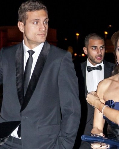 АНА ЈЕ СА НЕМАЊОМ ВИИДИЋЕМ У БРАКУ ПРЕКО ДВЕ ДЕЦЕНИЈЕ И УВЕК ЈЕ ТУ ЗА ЊЕГА: На дан венчања потписала је скандалозан уговор! (ФОТО)