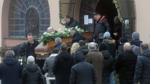 SAHRANJEN MIROSLAV MIKA ALEKSIĆ: Na Centralnom groblju kovčeg su nosili Goran Sultanović, Vuk Kostić, Dušan Savić (FOTO)
