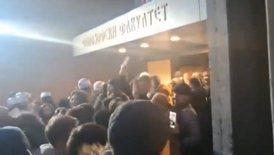 ХОРОР У НОВОМ САДУ: Динкови сепаратисти псују децу српским полицајцима (ВИДЕО)