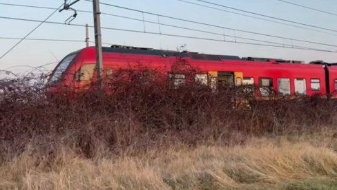 STRAVIČNA NESREĆA U ITALIJI: Kamionom pokušao da pređe pružni prelaz dok se rampa spuštala, pa nastao haos (VIDEO)