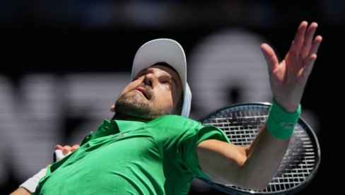 CEO SVET GLEDA I NE VERUJE! Evo koliko košta reket Novaka Đokovića koji je koristio tokom najvećeg meča u istoriji belog sporta