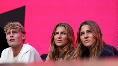 ДОК ИМ СЕ ЦАРСТВО РУШИ, ОДБЕГЛИ СИН И СНАЈА ИЗАШЛИ У ЈАВНОСТ НАКОН СКАНДАЛА: Викторија и Дејвид ће полудети кад виде ове слике!