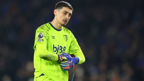 ПЕТРОВИЋ НА ОЗБИЉНОМ ИСПИТУ: Борнмут му довео замену, "тресе" му се место међу стативама, мора се доказати против Ливерпула