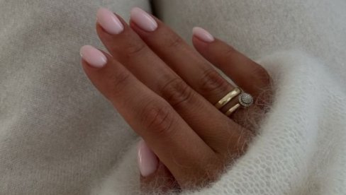 КОЈЕ БОЈЕ НА НОКТИМА НАЈБОЉЕ ИЗГЛЕДАЈУ СА ЗЛАТНИМ, А КОЈЕ СА СРЕБРНИМ НАКИТОМ: Ово је трик!