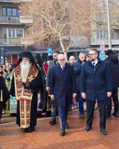 ТО ЈЕ ОПОМЕНА ЗА ЦЕЛО ЧОВЕЧАНСТВО: Вучевић присуствовао обележавању годишњице Новосадске рације