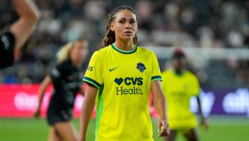 КРВ НИЈЕ ВОДА: Ћерка Дениса Родмана Тринити постала најплаћенија фудбалерка света