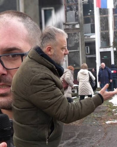 ВЕРБАЛНО НАСИЉЕ ИСПРЕД ОПШТИНЕ КУЛА: Инциденти и ометање рада новинара уочи седнице