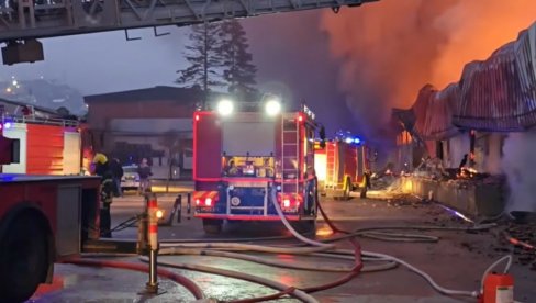 ПОЖАР У НОВОМ ПАЗАРУ СЕ ШИРИ ВЕЛИКОМ БРЗИНОМ: Све расположиве снаге на терену (ВИДЕО)