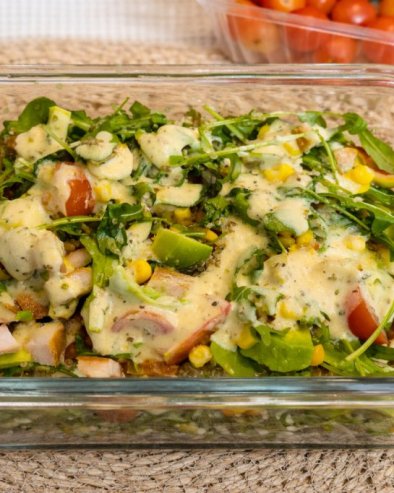 САЛАТА СА КИНООМ, ПИЛЕТИНОМ И АВОКАДОМ: Рецепт за лагану и хранљиву салату