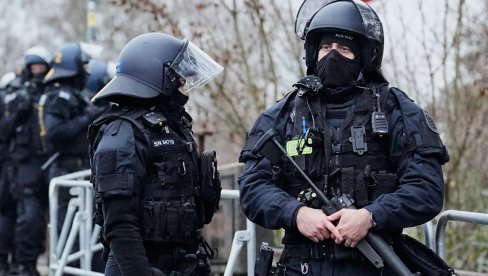 ЈЕЗИВО: Хулигани повредили 64 полицајца! (ВИДЕО)