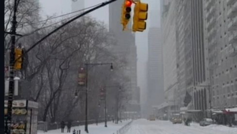 ЊУЈОРК, ЦЕНТАР СВЕТА ЗАТРПАН СНЕГОМ Улице нису очишћене! Блокадери у неверици (ВИДЕО)