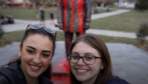 ПРЕЗИРУ СРПСКЕ ХЕРОЈЕ, АЛИ ВОЛЕ УСТАШКЕ СИМБОЛЕ