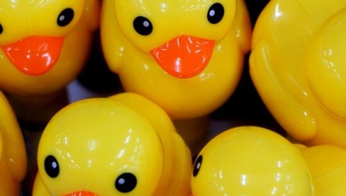 OVO JE PONIŽAVAJUĆE... Čistačica dala otkaz zbog igre sa patkicama - Potpuno neverovatna priča