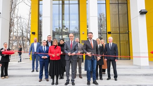 У НОВОМ САДУ ОТВОРЕНА ОШ МИЛОШ ЦРЊАНСКИ:  На свечаности Маја Гојковић, Ђуро Мацут и Жарко Мићин