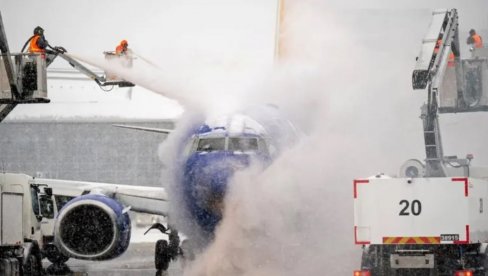 АВИОН УПАО У ОЛУЈУ, ПА СЕ ЗАПАЛИО, ПОГИНУЛИ СКОРО СВИ: Расте број мртвих због снежног монструма у Америци - Ванредна ситуација на снази