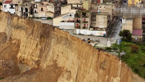 GRAD NA RUBU PONORA: Klizišta odnela zemljište ispod kuća na Siciliji - snimci su JEZIVI (VIDEO/FOTO)