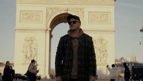 U GRADU LJUBAVI PESMA O EMOTIVNOM SLOMU: Tropiko bend spot za novu baladu snimao u Parizu (FOTO)