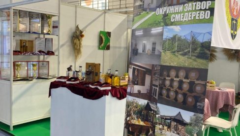 I APS MEĐU ŠTANDOVIMA: Na Sajmu  voćarstva, povrtarstva i vinogradarstva predstavljene rakije sa ekonomije smederevskog zatvora