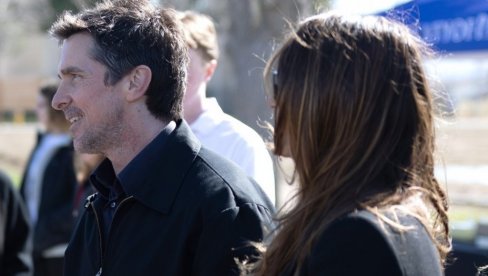 ГЛУМАЦ ЈЕ ЗБОГ ОВЕ СПРКИЊЕ ПРОМЕНИО ВЕРУ И ИСТЕРАО МАЈКУ ИЗ КУЋЕ: Сандра је од њега направила романтичног човека