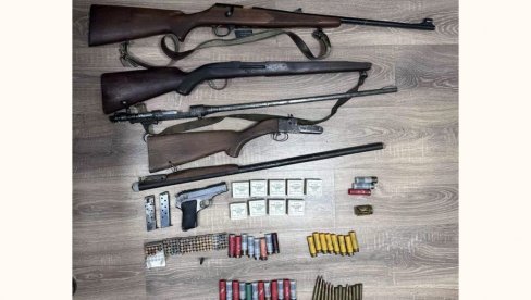 U KUĆI U BAČU DRŽAO TRI PUŠKE, PIŠTOLJ I 390 METAKA: Krivična prijava osumnjičenom za nelegalno oružje