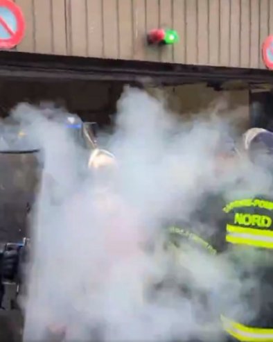 ПОГЛЕДАЈТЕ - ВАТРОГАСЦИ СЕ БИЈУ СА ПОЛИЦИЈОМ: Нови протести у Француској (ВИДЕО)