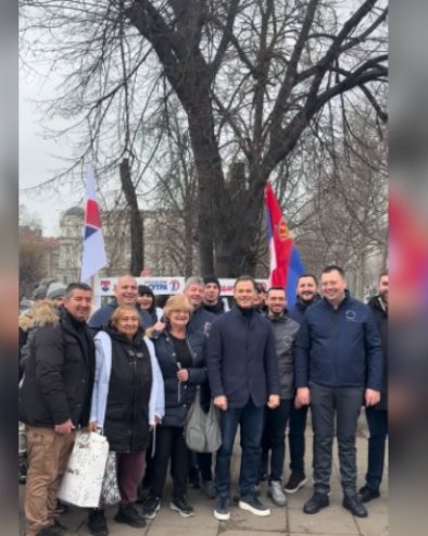 МИНИСТАР СА НАРОДОМ КОД ВУКОВОГ СПОМЕНИКА: Синиша Мали показао како је почео викенд (ВИДЕО)