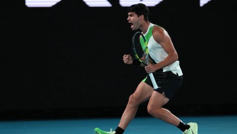 NOVAČE, TI SI MOJA INSPIRACIJA! Alkaraz podigao trofej pa se okrenuo ka Đokoviću i poručio mu ovo...