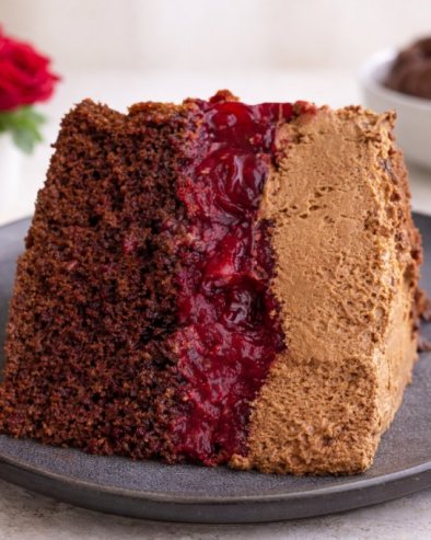 ТОРТА ОД ВИШАЊА И ЧОКОЛАДЕ: Сочан бисквит, киселкасте вишње и кремаста чоколада – савршена комбинација!