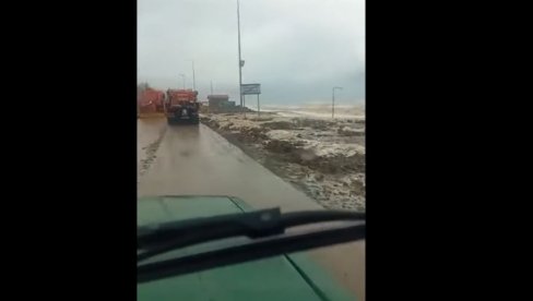 SNAŽNO NEVREME ZAHVATILO GRČKU: 15 automobila zarobljeno satima -  škole zatvorene (VIDEO)